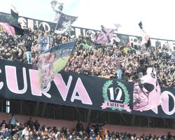 VIDEO – Palermo, l’accoglienza dei tifosi al ritorno da Carrara