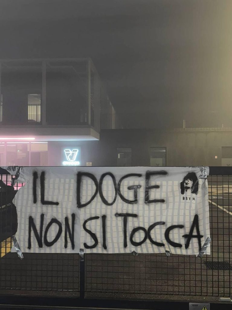 Venezia, striscioni sotto la sede del club per Pohjanpalo