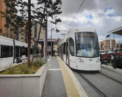 Terrore sul tram a Palermo: uomo armato tenta di aggredire una donna