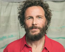 FOTO – Jovanotti incontra Inzaghi: il regalo a tinte rosanero