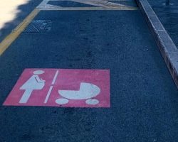 Ok a parcheggi per donne incinte e genitori con figli fino a 2 anni