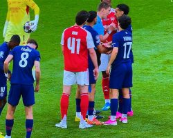 FOTO – Finale Champions, Vitinha in campo con le calze “irregolari “