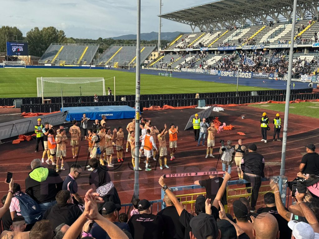 VIDEO – La festa della squadra sotto la curva dei tifosi rosanero